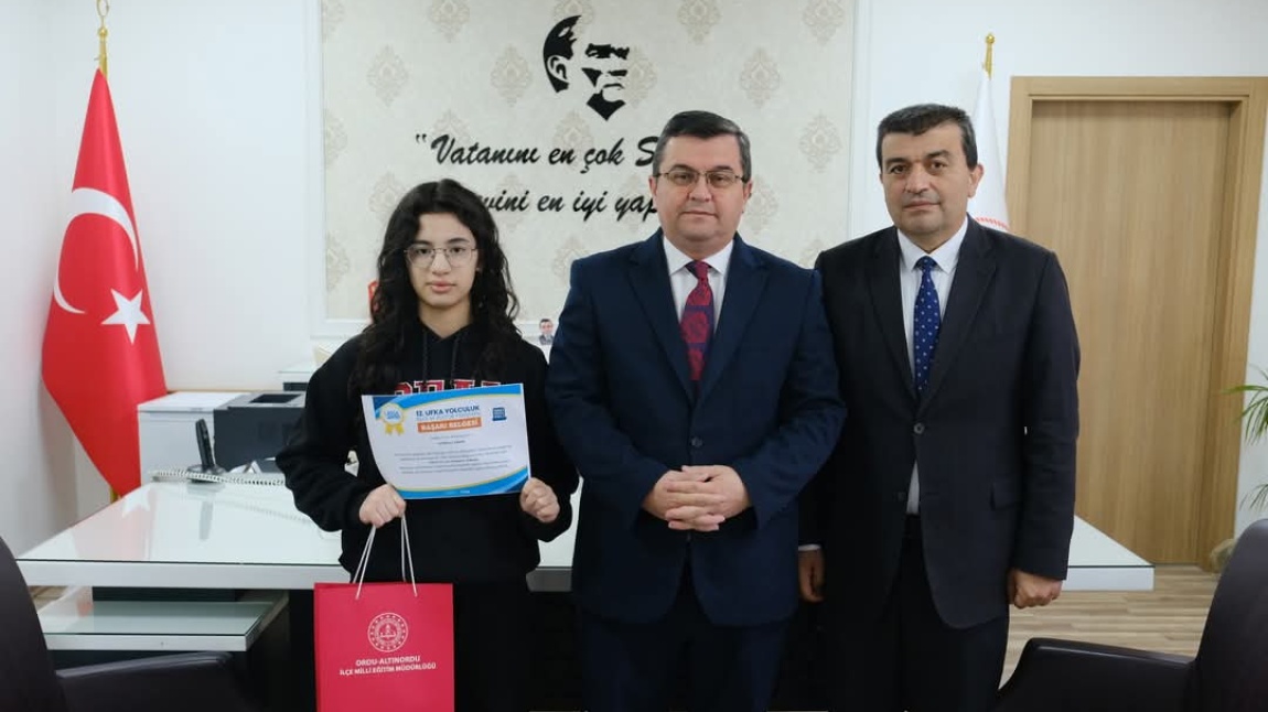 12.UFKA YOLCULUK YARIŞMASINDA DERECEYE GİREN ÖĞRENCİMİZ İLÇE MİLLİ EĞİTİM MÜDÜRÜ ONUR BEKYÜREK'İ ZİYARET ETTİ.